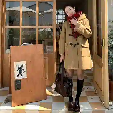 东鲸岁时记 休闲外套学院风徽章纯色连帽牛角扣直筒呢子加厚防寒夹棉大衣 女款