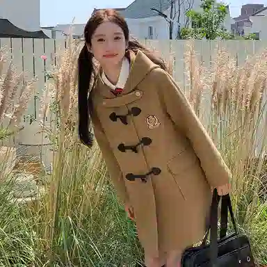 东鲸岁时记 休闲外套学院风徽章纯色连帽牛角扣直筒呢子加厚防寒夹棉大衣 女款