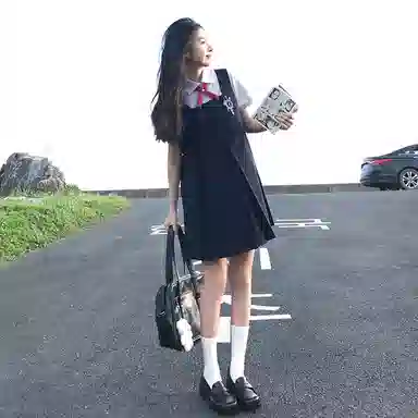 东鲸岁时记 学院风纯色尖领短袖衬衫背带裙制服 女款 礼盒装