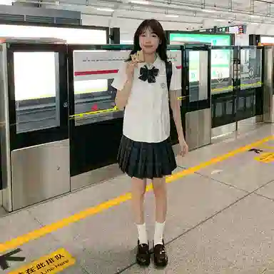 东鲸岁时记 学院风翻领刺绣贴袋短袖衬衫格纹短裙制服 女款