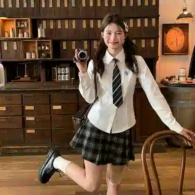 东鲸岁时记 港风学院风学姐感修身伯克利半裙松弛感温柔风格纹休闲短裙 春秋季 女款 礼盒装 黑灰色格裙