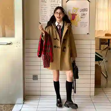 东鲸岁时记 学院风牛角扣连帽休闲长袖大衣 女款 驼色