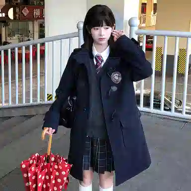 东鲸岁时记 牛角扣口袋大衣保暖学院风开衫百褶半裙制服 女款