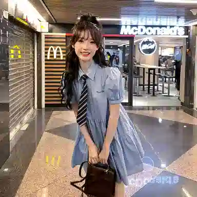 东鲸岁时记 学院风夏日多巴胺初恋清纯奶甜尖领女装字母刺绣宽松显瘦泡泡袖短袖连衣裙 女款 礼盒装 蓝色北海道牛乳