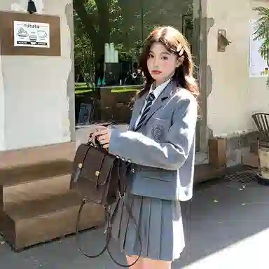 东鲸岁时记 学院风学姐感气质绣标上衣纯色高腰温柔风百褶半裙搭配一整套西装套装 春秋季 女款 礼盒装 灰色