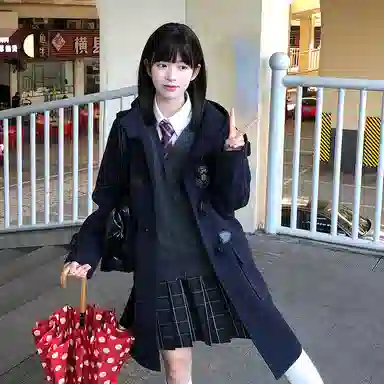 东鲸岁时记 牛角扣口袋大衣保暖学院风开衫百褶半裙制服 女款