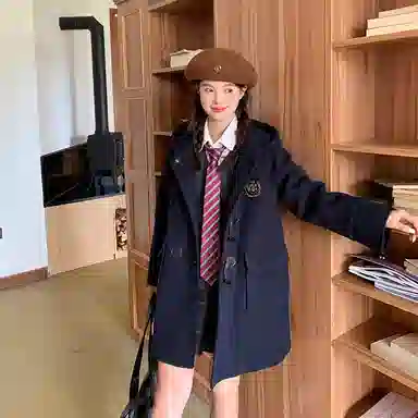 东鲸岁时记 休闲外套学院风徽章纯色连帽牛角扣直筒呢子加厚防寒夹棉大衣 女款