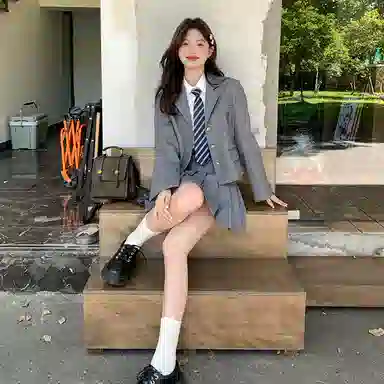 东鲸岁时记 学院风学姐感气质绣标上衣纯色高腰温柔风百褶半裙搭配一整套西装套装 春秋季 女款 礼盒装 灰色