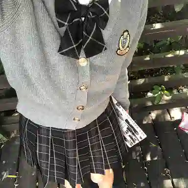 东鲸岁时记 学院风徽章毛衣收腰修身伯克利半身裙套装制服 女款