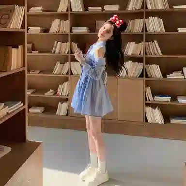 东鲸岁时记 气质女装高级感收腰露肩衬衫长袖连衣裙 女款 礼盒装 蓝色露肩衬衫连衣裙