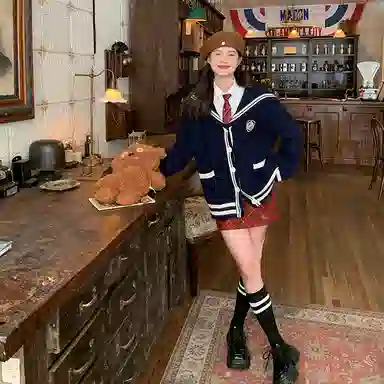 东鲸岁时记 学院风高级感拼色海军领宽松上衣包臀宽松经典格纹半裙搭配一整套裙装套装 秋冬季 女款 礼盒装 藏青色+红色