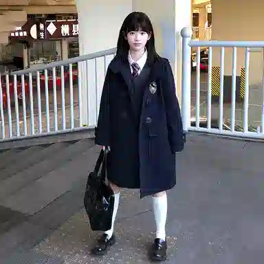 东鲸岁时记 牛角扣口袋大衣保暖学院风开衫百褶半裙制服 女款