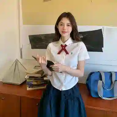 东鲸岁时记 气质设计感小众舒适制服 女款 白色短袖衬衫+藏青色半裙 买赠小物+衣架