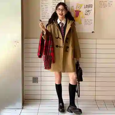 东鲸岁时记 休闲外套学院风徽章纯色连帽牛角扣直筒呢子加厚防寒夹棉大衣 女款