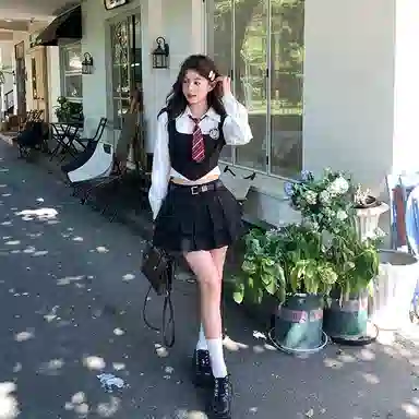 东鲸岁时记 学院风修身辣妹收腰假两件上衣学姐感文艺风纯色百褶半裙制服 春秋季 女款 礼盒装 黑色+白色