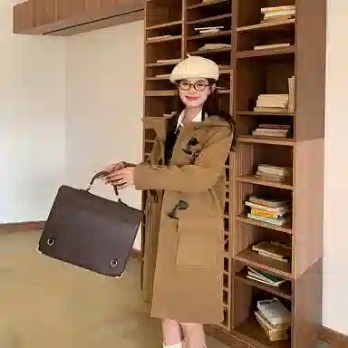 东鲸岁时记 穿搭学院风中长款牛角扣大衣针织开衫百褶裙通勤保暖制服 女款 驼色