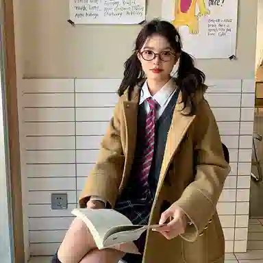 东鲸岁时记 学院风牛角扣连帽休闲长袖大衣 女款 驼色