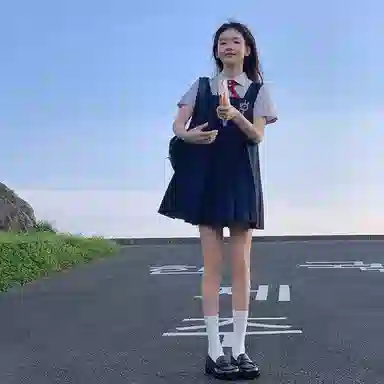 东鲸岁时记 学院风纯色尖领短袖衬衫背带裙制服 女款 礼盒装