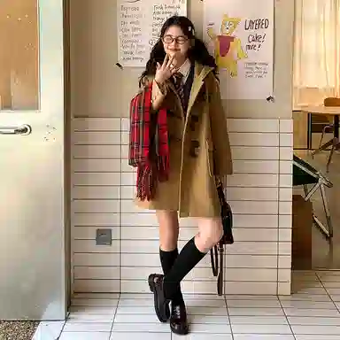 东鲸岁时记 学院风牛角扣连帽休闲长袖大衣 女款 驼色