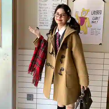 东鲸岁时记 学院风牛角扣连帽休闲长袖大衣 女款 驼色