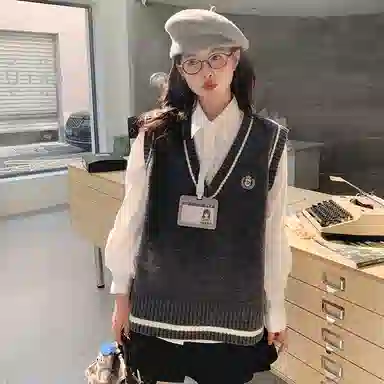 东鲸岁时记 学院风纯色刺绣套头马甲针织衫休闲外套裙子裙装套装 秋冬季 女款 灰色+黑色