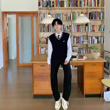 东鲸岁时记 开学季学院风日常休闲复古秋季保暖纯色刺绣外套温暖时尚设计感毕业季马甲 男款