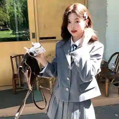 东鲸岁时记 学院风学姐感气质绣标上衣纯色高腰温柔风百褶半裙搭配一整套西装套装 春秋季 女款 礼盒装 灰色