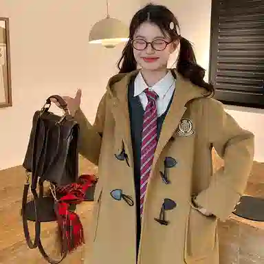 东鲸岁时记 学院风牛角扣连帽休闲长袖大衣 女款 驼色