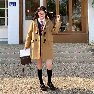 东鲸岁时记 学院风牛角扣连帽休闲长袖大衣 女款 驼色