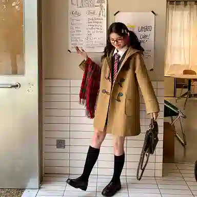 东鲸岁时记 学院风牛角扣连帽休闲长袖大衣 女款 驼色