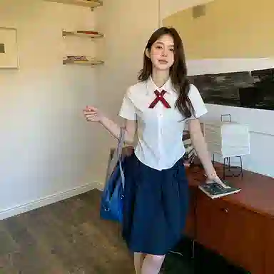 东鲸岁时记 气质设计感小众舒适制服 女款 白色短袖衬衫+藏青色半裙 买赠小物+衣架