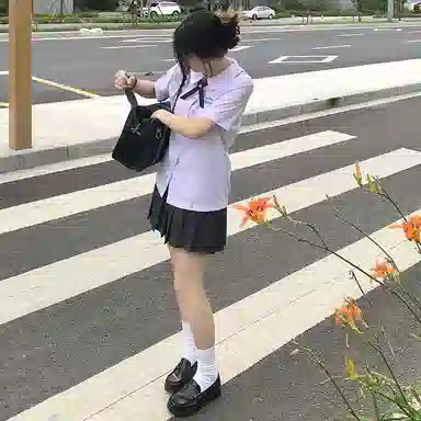 东鲸岁时记 泰式校服毕业季夏日多巴胺一整套松弛感穿搭学院风套装纯色字母刺绣设计短袖衬衫舒适透气百褶半身裙制服 女款 礼盒装