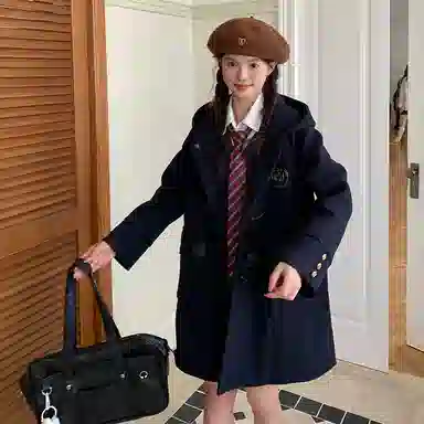 东鲸岁时记 休闲外套学院风徽章纯色连帽牛角扣直筒呢子加厚防寒夹棉大衣 女款