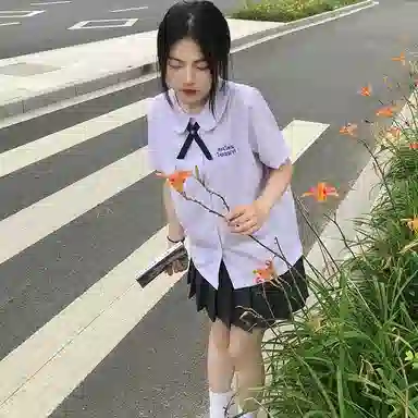 东鲸岁时记 泰式校服毕业季夏日多巴胺一整套松弛感穿搭学院风套装纯色字母刺绣设计短袖衬衫舒适透气百褶半身裙制服 女款 礼盒装