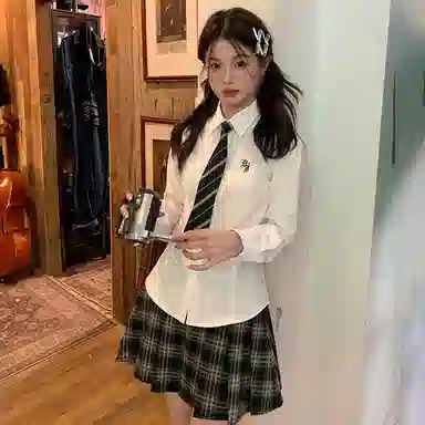 东鲸岁时记 港风学院风学姐感修身伯克利半裙松弛感温柔风格纹休闲短裙 春秋季 女款 礼盒装 黑灰色格裙