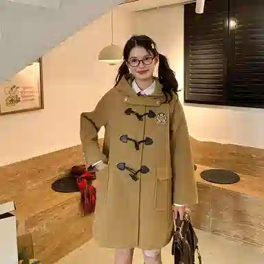 东鲸岁时记 学院风牛角扣连帽休闲长袖大衣 女款 驼色