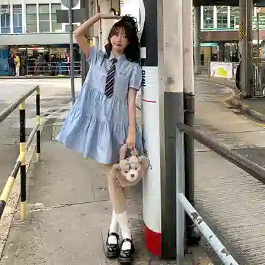 东鲸岁时记 学院风夏日多巴胺初恋清纯奶甜尖领女装字母刺绣宽松显瘦泡泡袖短袖连衣裙 女款 礼盒装 蓝色北海道牛乳