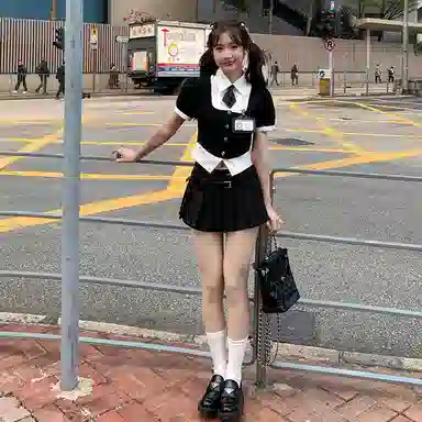 东鲸岁时记 美式学院风拼色气质上衣尖领假两件收腰短袖衬衫 春夏季 女款 礼盒装 假日来信