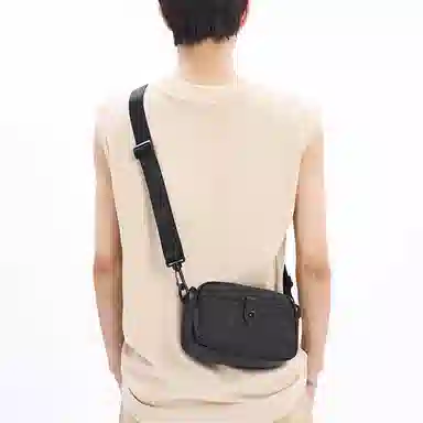 老人头 男士时尚潮流迷你小巧简约设计轻便百搭学生外出随身便携多功能实用 尼龙防水布 单肩包斜挎包 男款 黑色