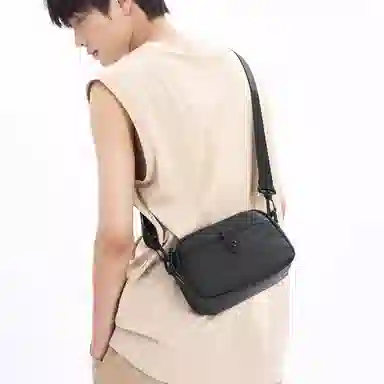 老人头 男士时尚潮流迷你小巧简约设计轻便百搭学生外出随身便携多功能实用 尼龙防水布 单肩包斜挎包 男款 黑色