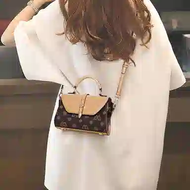 老人头 轻便复古休闲 合成革 斜挎包 小号 女款 咖色