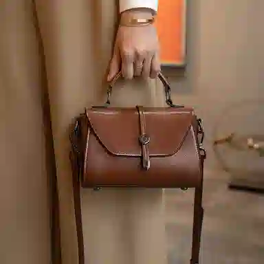 老人头 复古油蜡皮耐用耐脏耐旧通勤 牛皮配合成革 单肩包 女 棕色