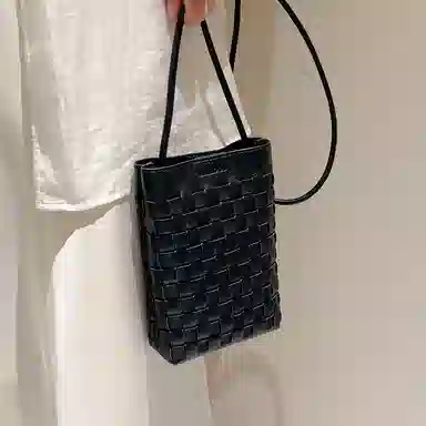 妙迪 夏天小众时尚高级感简约百搭休闲 软皮真皮羊皮 经典手工编织竖款手机包散步轻便斜挎包迷你小挎包 常规 女款 子夜黑