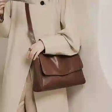 妙迪 秋冬休闲百搭气质通勤高级感大容量翻盖邮差包托特包电脑包 植鞣头层牛皮 单肩斜挎包 常规 女款 复古棕