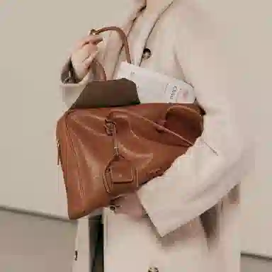 妙迪 高级感大容量复古公文波士顿包秋冬时尚通勤简约百搭保龄球包 牛皮 腋下包单肩手提包 大号 女款 琥珀棕/典雅黑