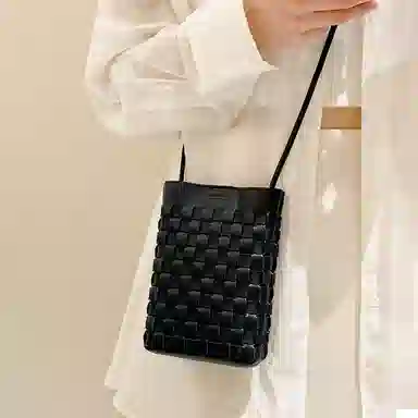 妙迪 夏天小众时尚高级感简约百搭休闲 软皮真皮羊皮 经典手工编织竖款手机包散步轻便斜挎包迷你小挎包 常规 女款 子夜黑