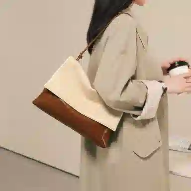 时尚通勤 妙迪 小众高级感拼接撞色 牛皮 邮差腋下单肩斜挎包包 女款 拿铁千层雪