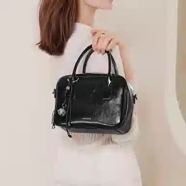 妙迪 小众铃铛挂件时尚简约高级感上班上学通勤百搭保龄球包波士顿枕头包 牛皮 手提单肩斜挎包 女款 曜石黑