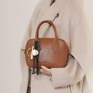 妙迪 秋冬复古时尚保龄球包波士顿枕头包 植鞣头层牛皮 单肩斜挎手提包 中号 女款 琥珀棕