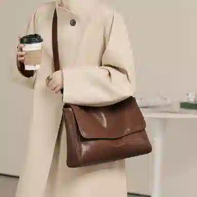 妙迪 秋冬休闲百搭气质通勤高级感大容量翻盖邮差包托特包电脑包 植鞣头层牛皮 单肩斜挎包 常规 女款 复古棕